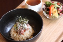 名物！中落ち丼 (ミニサラダ＋スープ付）