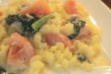 鮭とほうれん草、トマトのレモンクリームソース