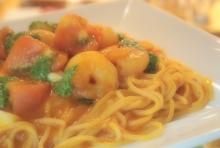 小エビとモッツァレラチーズ、トマト、バジルのトマトソース