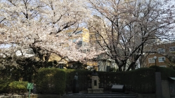 中央図書館野球碑全体